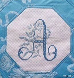 Coussin avec initiale A brodée main.---.25-322C (image 2)
