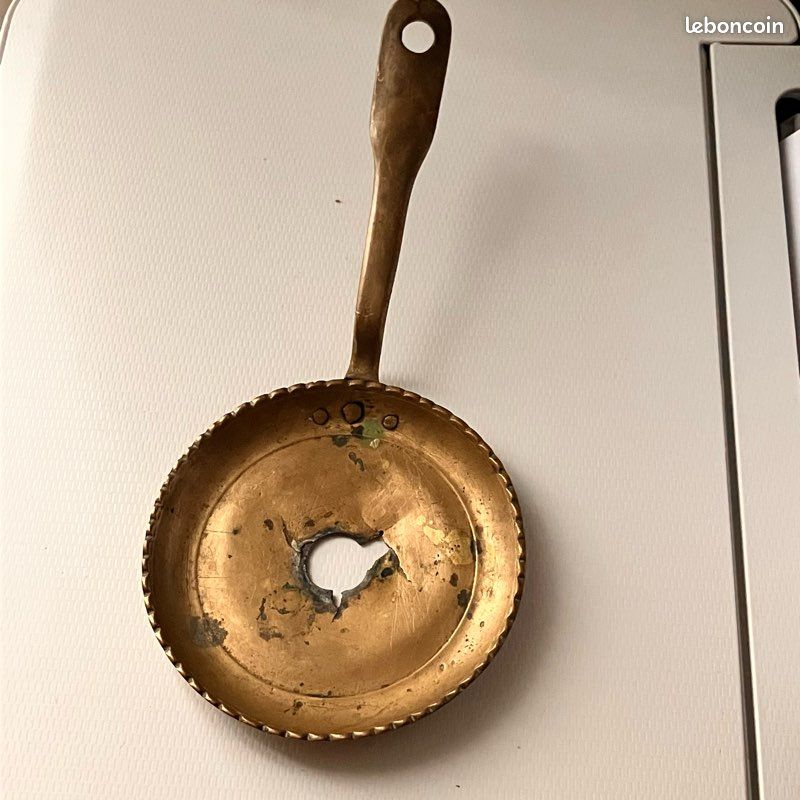 BOUGEOIRS ANCIENS, et accessoires, dont mouchette, éteignoirs pièces détachées etc (image 12)