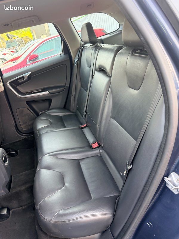 Volvo XC60 2.0D D4 181cv BVA ClimAuto Cuir GPS Bluetooth Régulateur Radar AV-AR Garantie 12 Mois (image 11)