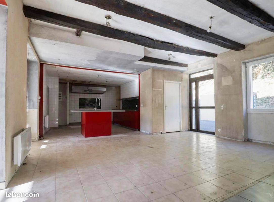 Maison 11 pièces 280 m² · à Lacaze · 280 m² · 150 000 €