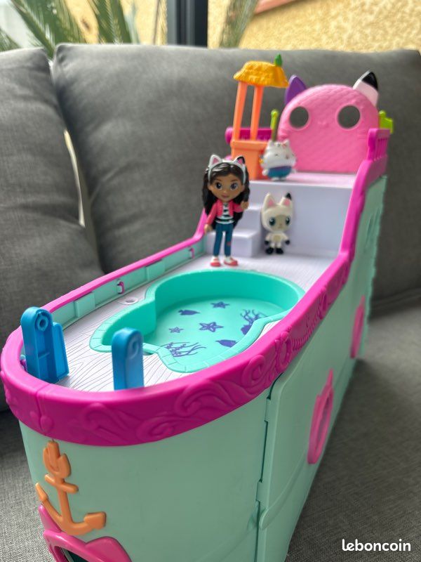 Gabby's Dollhouse Gabby et la Maison Magique Bateau De Croisière Gabby - 2 Figurines Gabby Chat & Gabby et la Maison Magique - Playset La Salle De Bain Marine - 1 Figurine