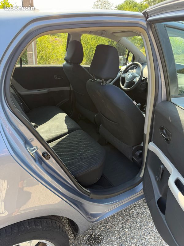 TOYOTA YARIS 1.3 VVT-i 100 DYNAMIC – AUTOMATIQUE (image 6)