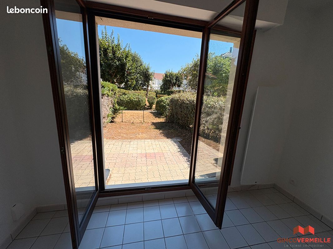 Appartement 1 pièce 24 m² · à Voisins-le-Bretonneux · 24 m² · 700 €/mois