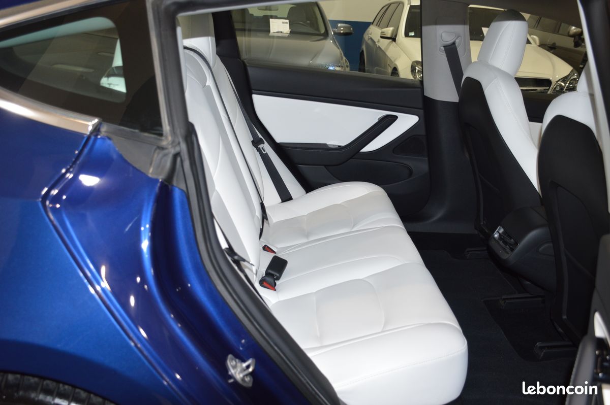 TESLA MODEL 3 LONG RANGE DUAL MOTOR AWD 75KWH (441CH)-54.685km-1ère Main-Toit Panoramique-Autopilot-Sièges Chauffants AV/AR-Caméra-Intérieur Premium Noir/Blanc-Jantes 18"-Garantie 6 Mois (image 9)