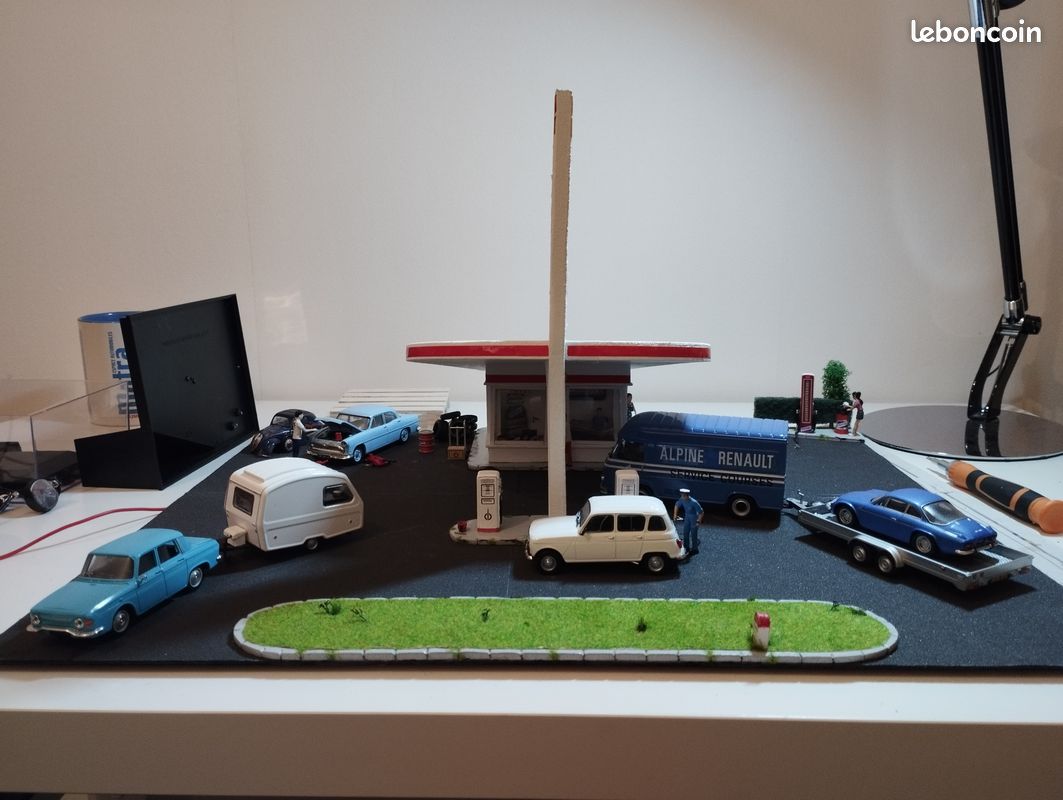 Station-service électrique 1/43 Avec 2 Voitures Et 2 Poignées - Vintage - À Collectionner