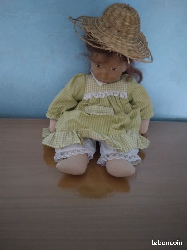 Poupée fillette en porcelaine et mousse (image 1)