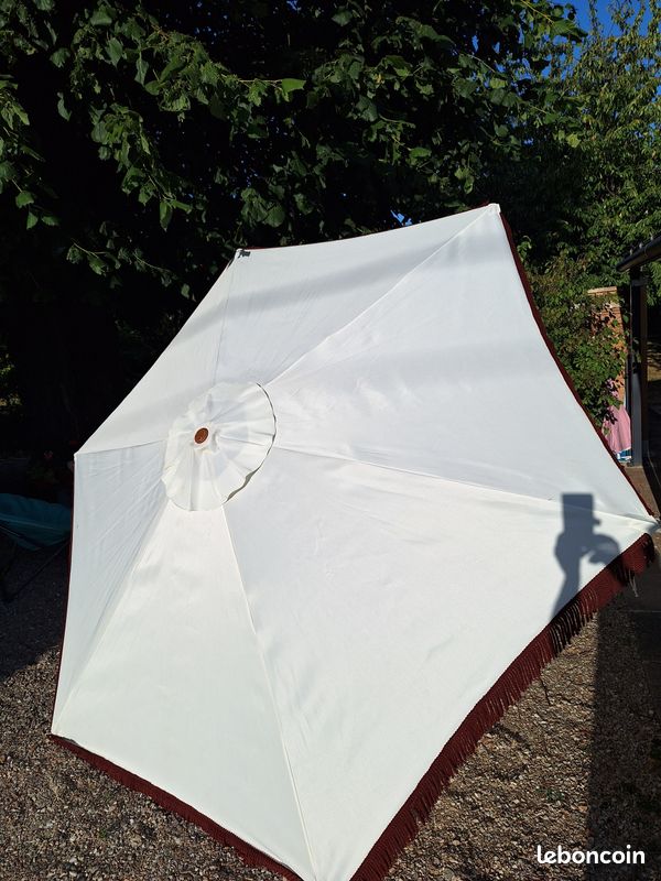 Grand parasol vintage en toile et bois en bon état (image 2)