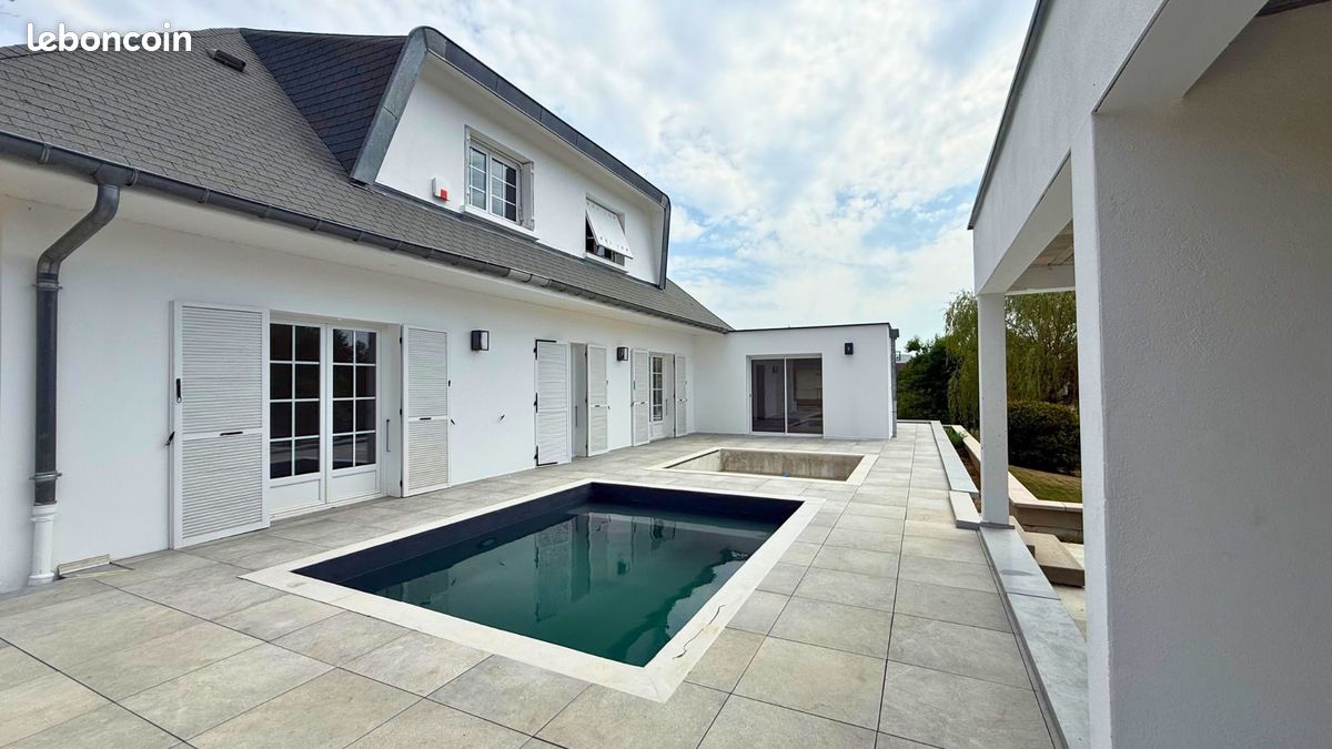 Maison 6 pièces 220 m² · à Montferrand-le-Château · 220 m² · 2 100 €/mois