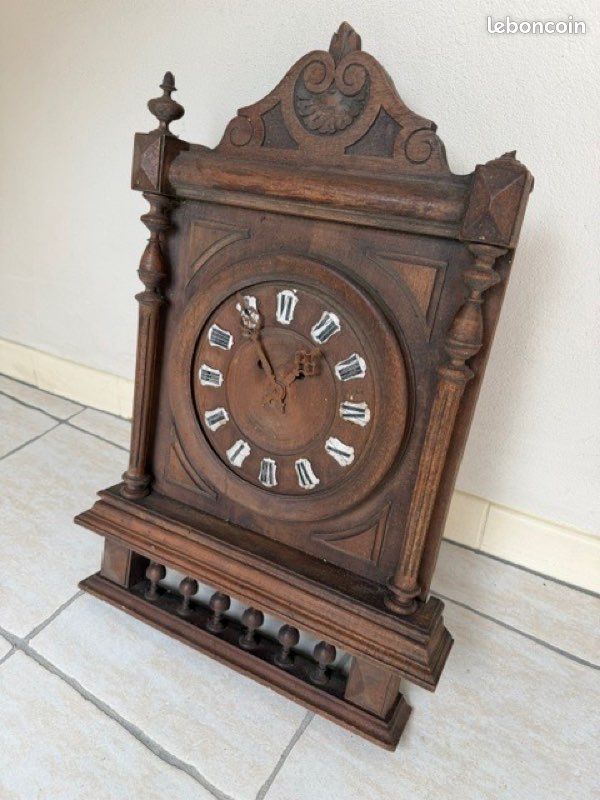 Horloge ancienne en bois avec balancier et clé (image 4)