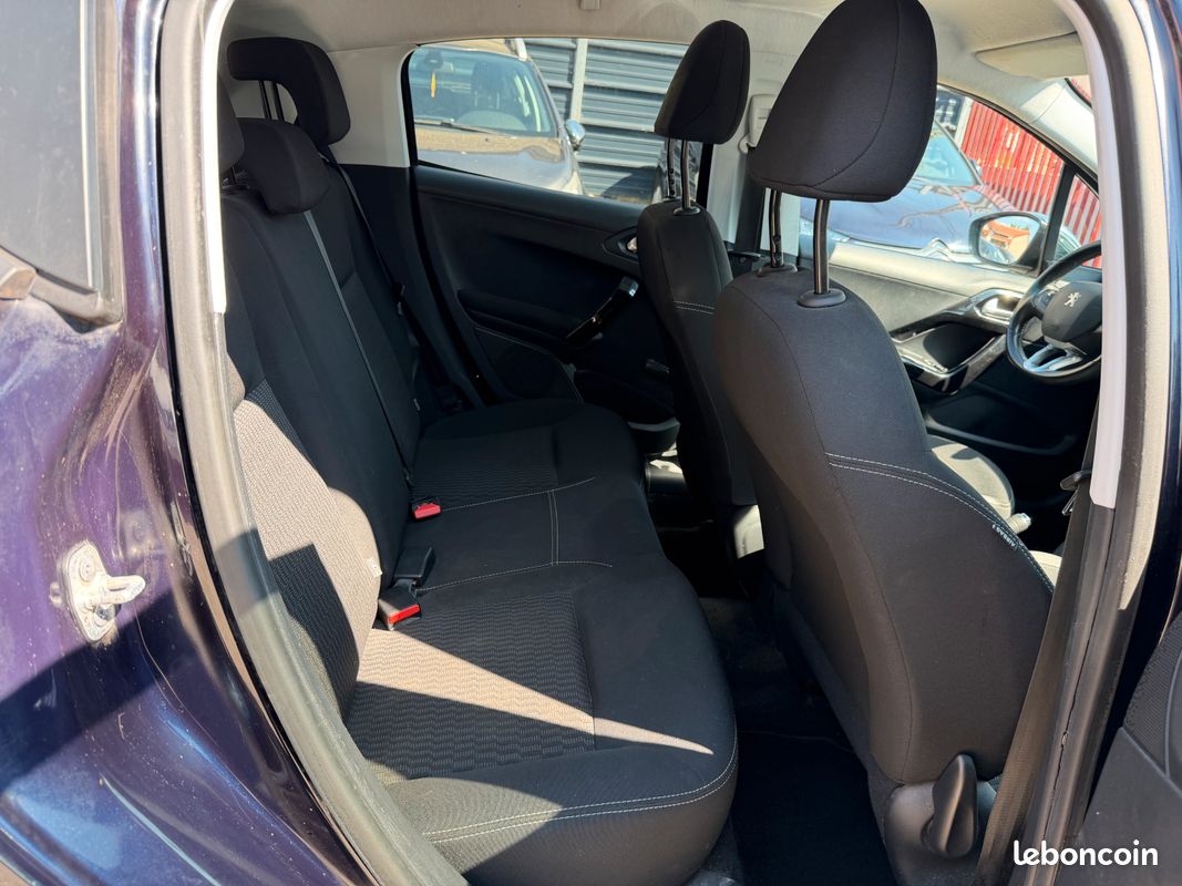 Peugeot 208 1.2 82 style 5p (image 8)