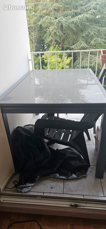Table et ses 6 chaises d extérieur (image 1)