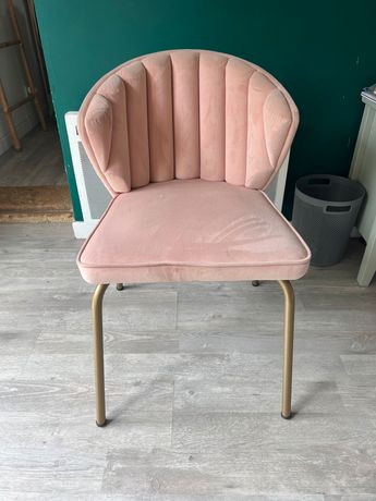 Lot 36 chaises CHR velours rose poudré et piètement bois noir occasion -  VENDU