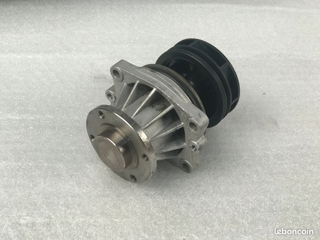 Pompe à eau VALEO BMW E36 E39 E34 E46 Z3 Z4 X3 E83 X5 E53 Z4 E86 (image 1)