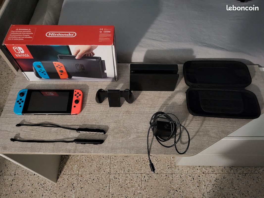 Nintendo switch (accessoires et 1 jeu inclus et petit problèmes avec les manettes) (image 1)