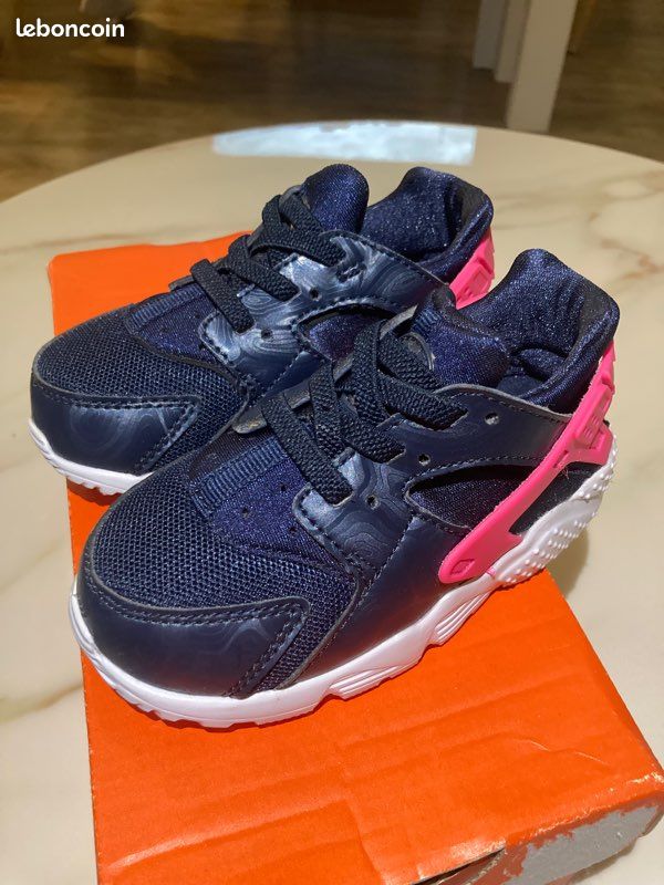 Nike huarache bébé 22,5 neuve Chaussures