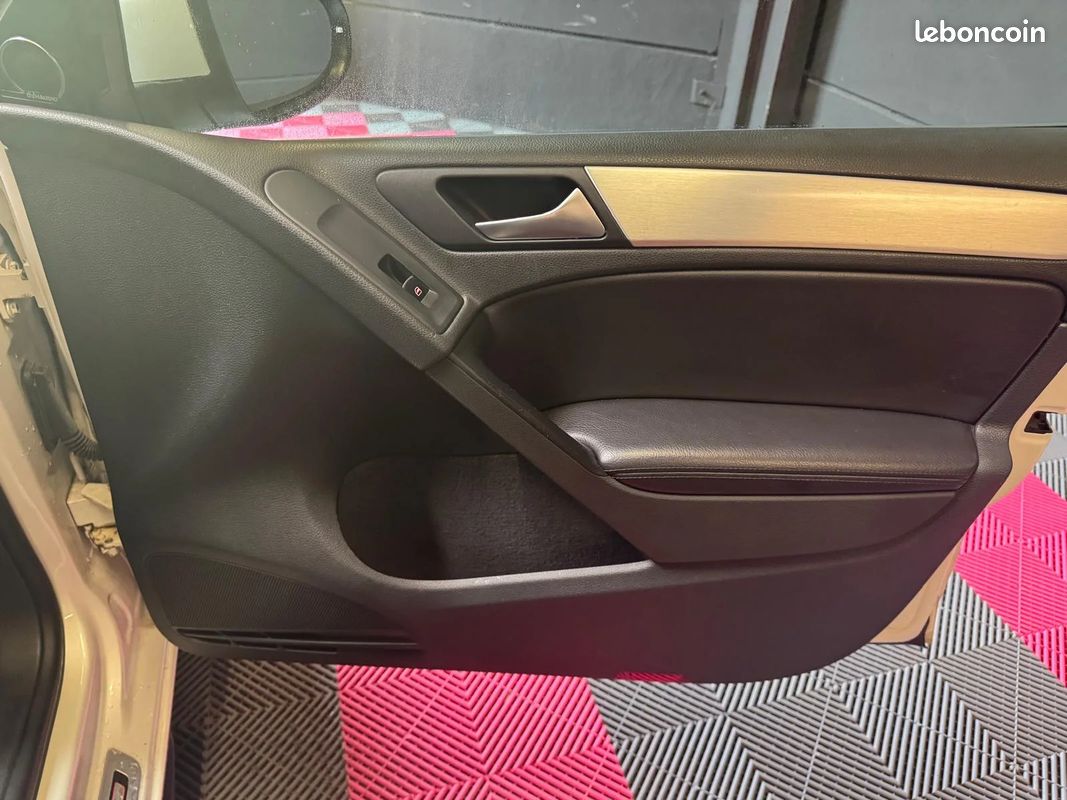 Volkswagen GOLF 6 GTI 2.0 TSI DSG Adidas / Dynaudio / Toit ouvrant panoramique / Sièges Chauffants (image 25)