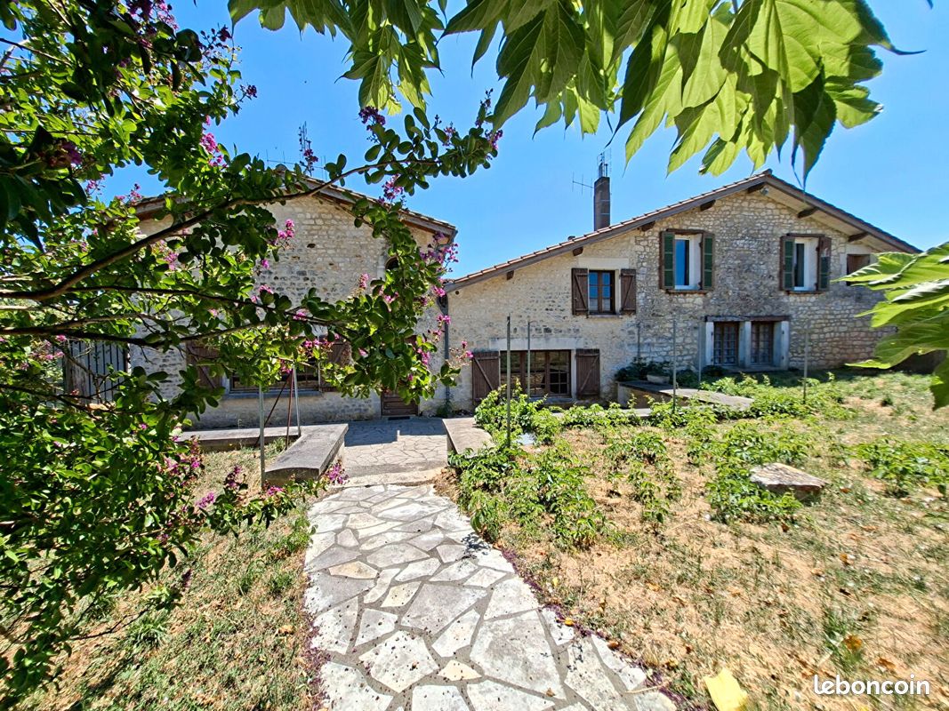 Maison 14 pièces 379 m² · à Jonzac · 379 m² · 181 000 €