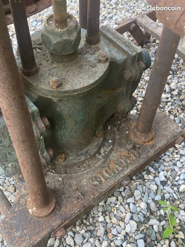 Pompe d époque (image 2)