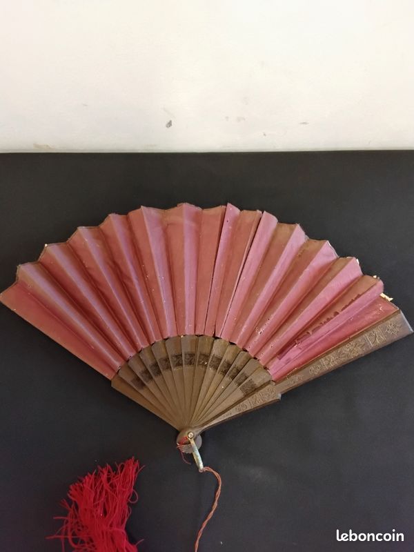 Éventail ancien en soie rouge bordeaux (image 12)
