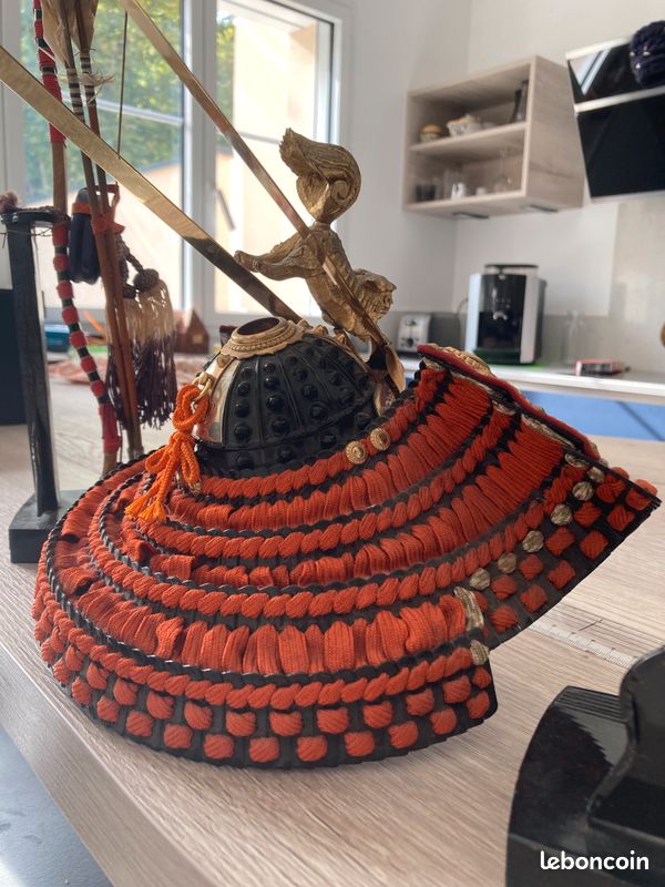 Casque samouraï 25cm et accessoires (image 4)