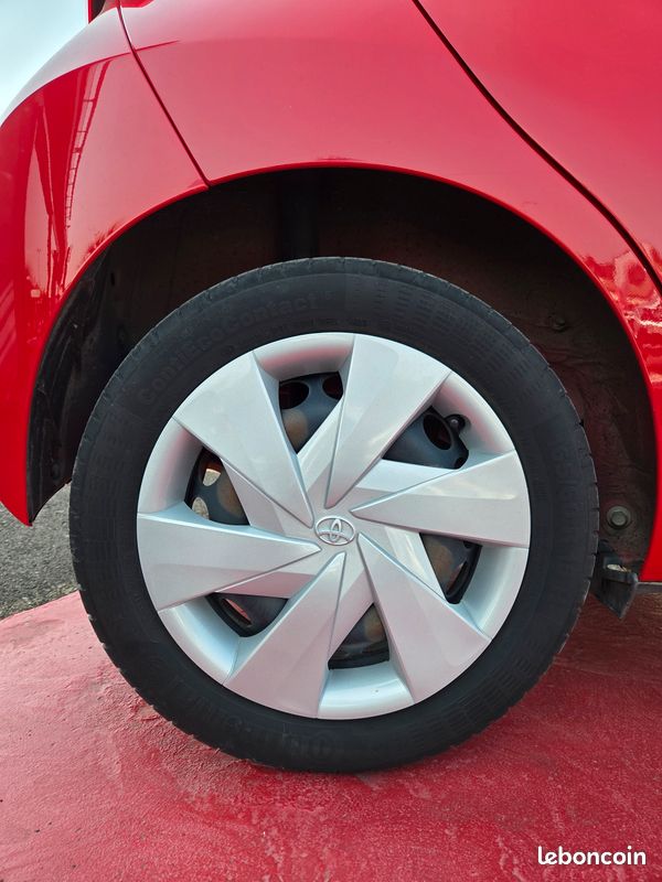 Toyota Aygo 1.0 L VVT-I 72 CH "X-Play" 5 Portes / 1ère Main (image 10)