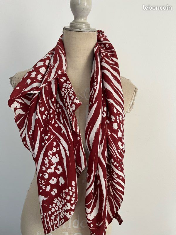 Foulard Rouge Et Blanc à Carreaux Style Campagne - Occasion - Parfait Pour Un Look Décontracté