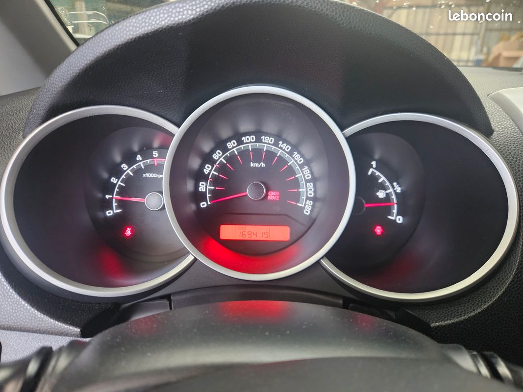 Kia venga 1.4 crdi 90 ch active (image 6)