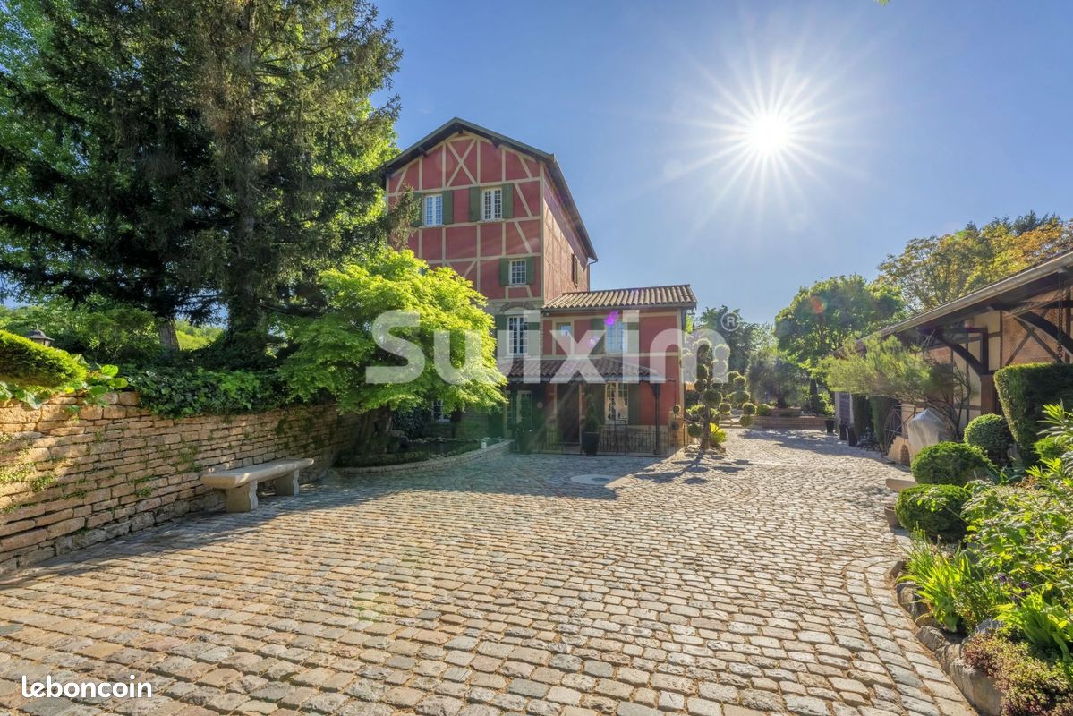 Maison 12 pièces 470 m² · à Sainte-Euphémie · 470 m² · 2 200 000 €
