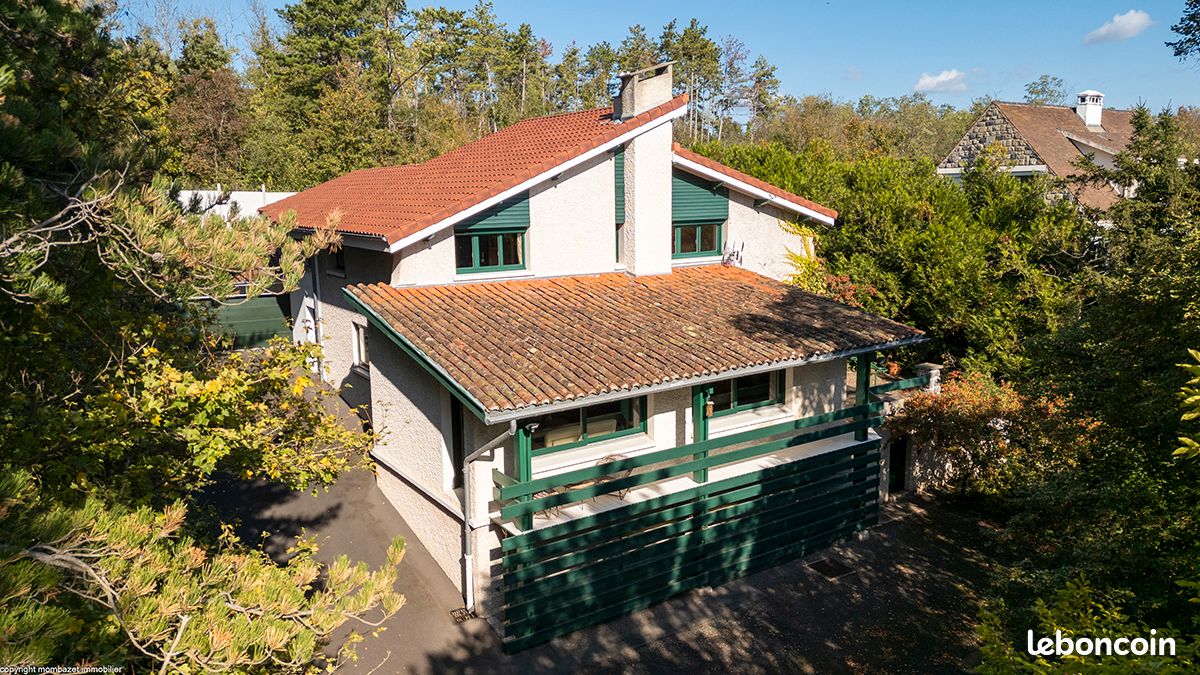 Maison 8 pièces 192 m² · à Pessat-Villeneuve · 192 m² · 359 800 €