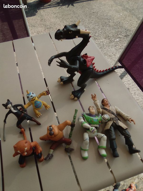 Lot de jouets personnage (image 2)