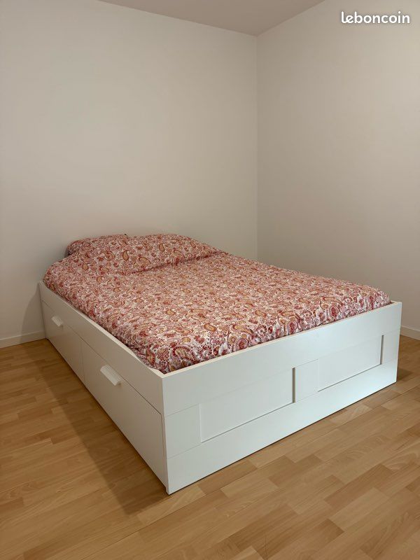 Lit IKEA BRIMNES + Matelas IKEA ABYGDA – 140x200 – Très bon état (image 2)