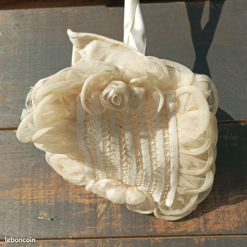 Ancien petit sac brodé pour ancienne poupée (image 1)