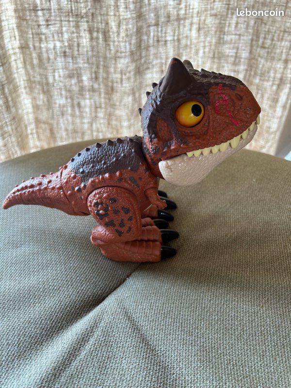 Jurassic World : Grande Figurine Carnotaurus Toro Super Colossal 91 Cm - Dino Articulé Pour Enfants
