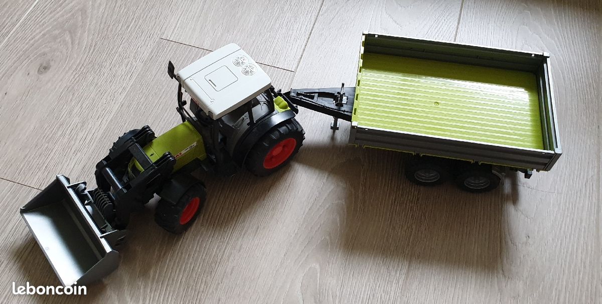 Tracteur Claas avec fourche et remorque (image 2)