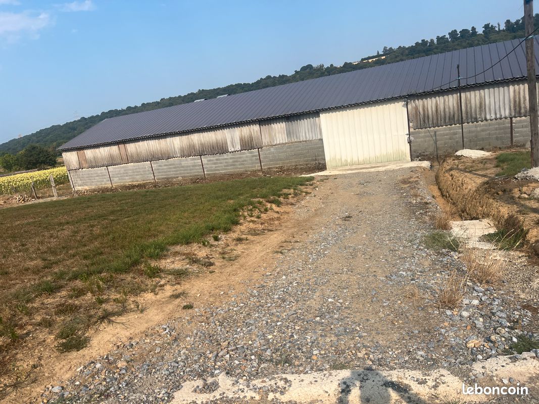 Bâtiment · à Ponson-Debat-Pouts · 300 €