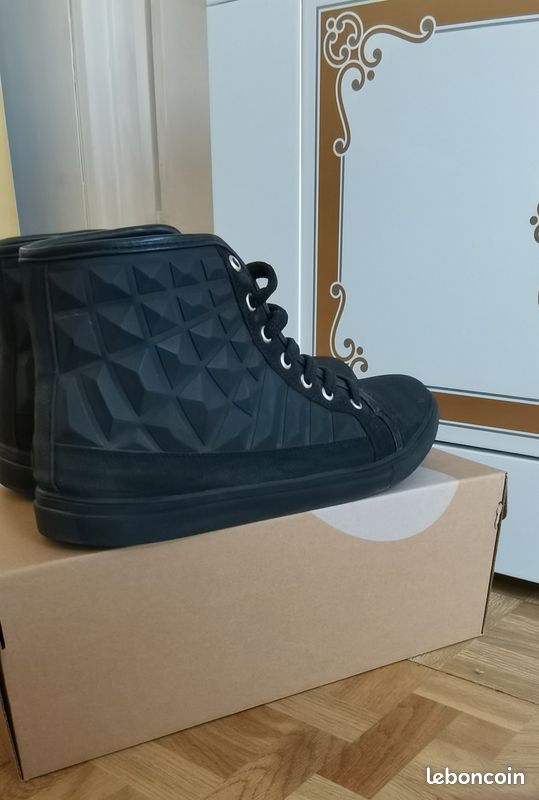 Paire de baskets style *Loubou... (image 3)