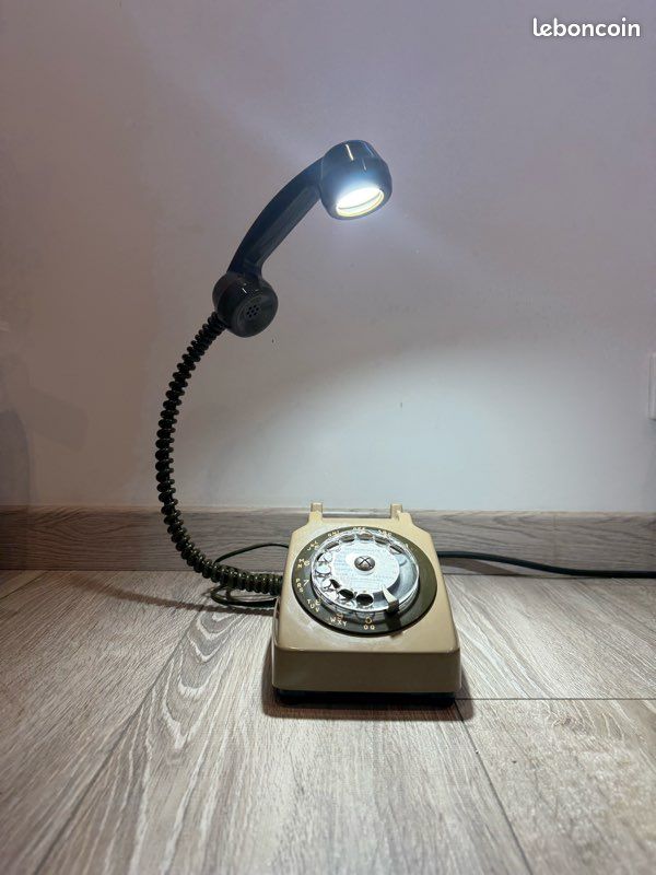 Téléphone vintage détourné en lampe - Décoration