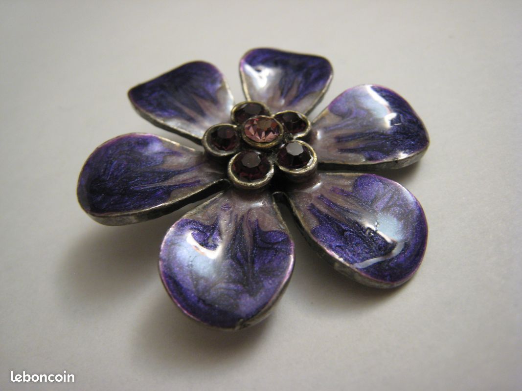 Belle broche grappe de raison stylisée en métal argenté et strass vintage parfait état - Montres & Bijoux