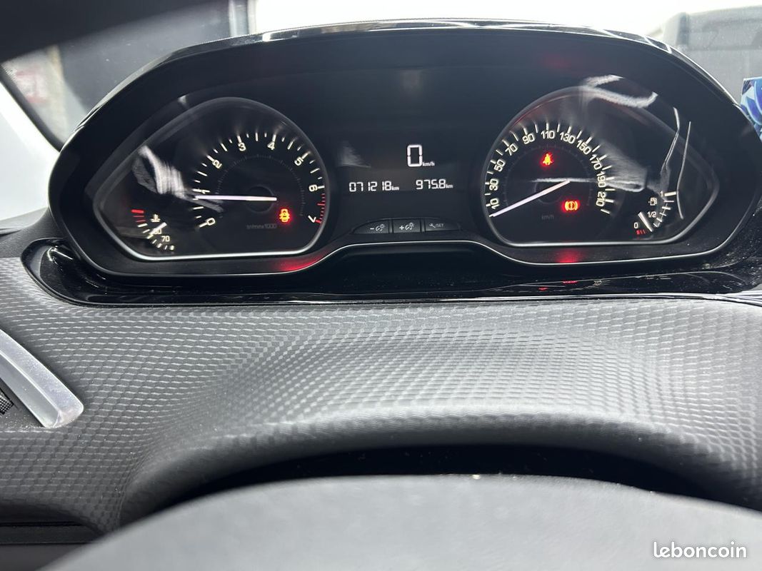 PEUGEOT 208 1.2i 12V - 82 BERLINE Style ( courroie changer + pneu neuf ) (image 11)