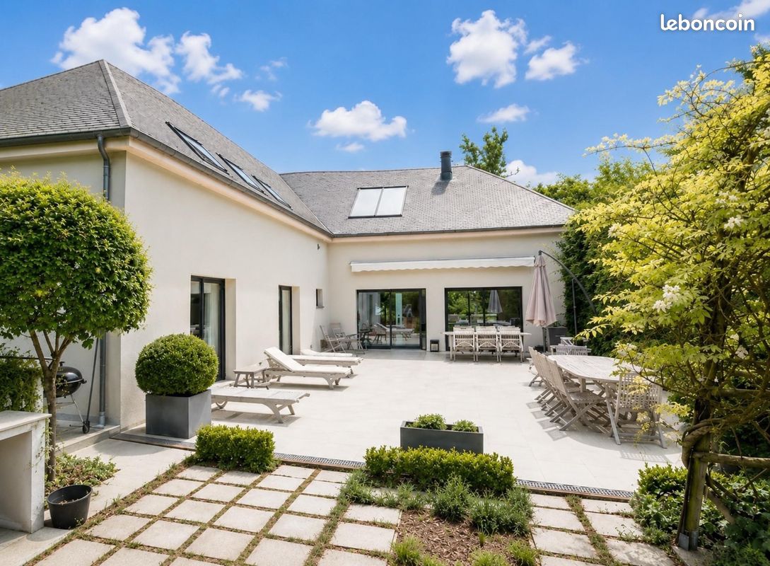 Maison 9 pièces 566 m² · à Lamorlaye · 566 m² · 1 690 000 €