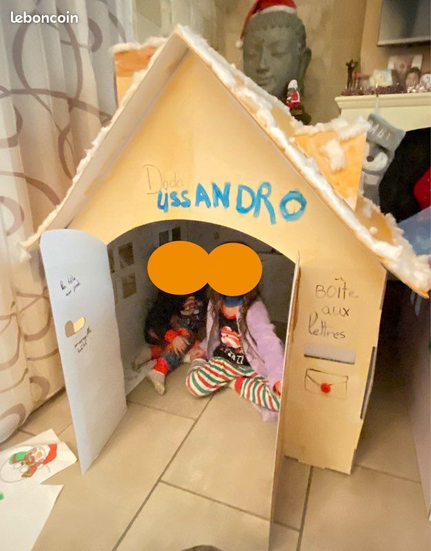 Théâtre de marionnettes blanc à colorier et à décorer avec des stickers