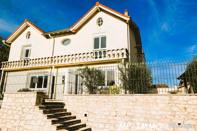 Maison 8 pièces 214 m²