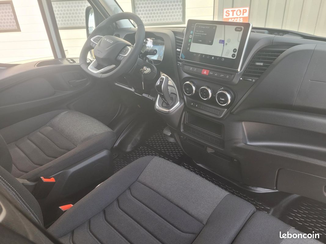 IVECO DAILY MY24 35C18 HA8 V12 FOURGON PACK COMFORT PLUS + PACK STYLE 03 PLACES comme NEUF avec ATTELAGE / MOTEUR 3 LITRES / CAMÉRA DE RECUL / SUSPENSION RENFORCÉE 07 LAMES ( Prix de Vente 48 990 HT ) (image 7)