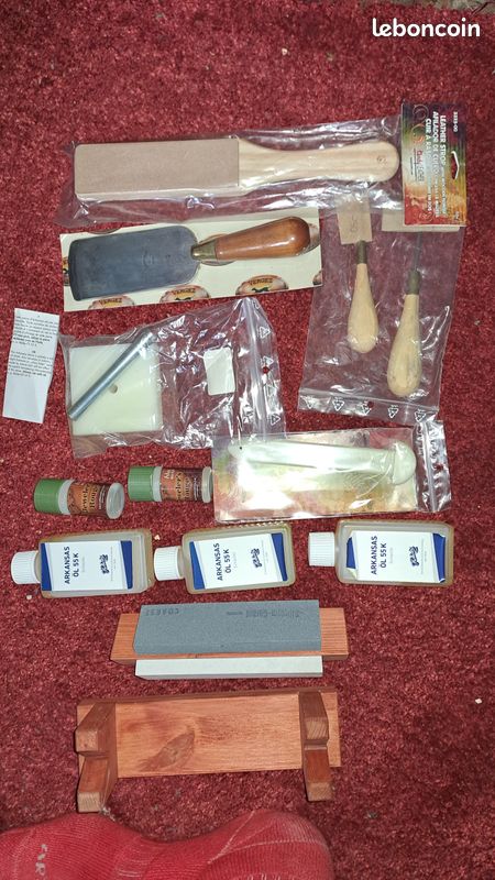 Outils et huiles pour le travail du cuir et l'affûtage des outils (REMISE EN MAINS PROPRES à PARIS17) (image 1)