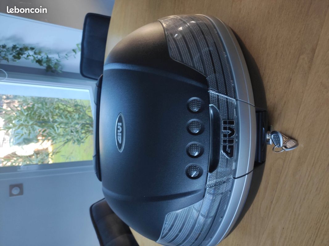 Top case Givi V46 - Équipement moto