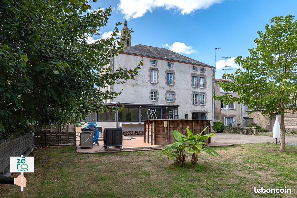 Maison 12 pièces 401 m² · à Saint-Laurent-sur-Sèvre · 401 m² · 684 900 €