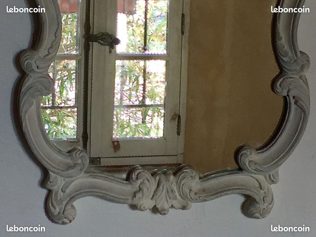 Ancien miroir orné en bois de style Shabby Chic, fronton coquille, finition blanc patiné, modèle du début de XXème siècle (image 4)