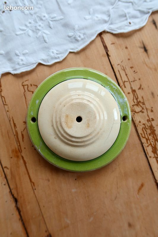 Rosace de plafond ancienne en céramique vert et crème – Cache suspension lustre vintage (image 1)