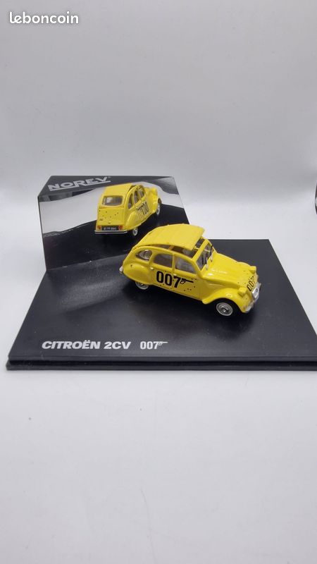 Image/Œuvre d'art - 2 CV James Bond 007 by Yvan Courtet