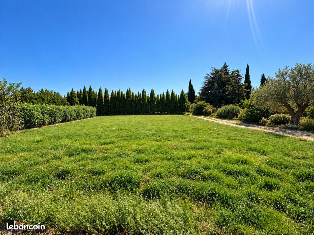 Terrain 300 m² · à Saint-Cannat · 155 000 €